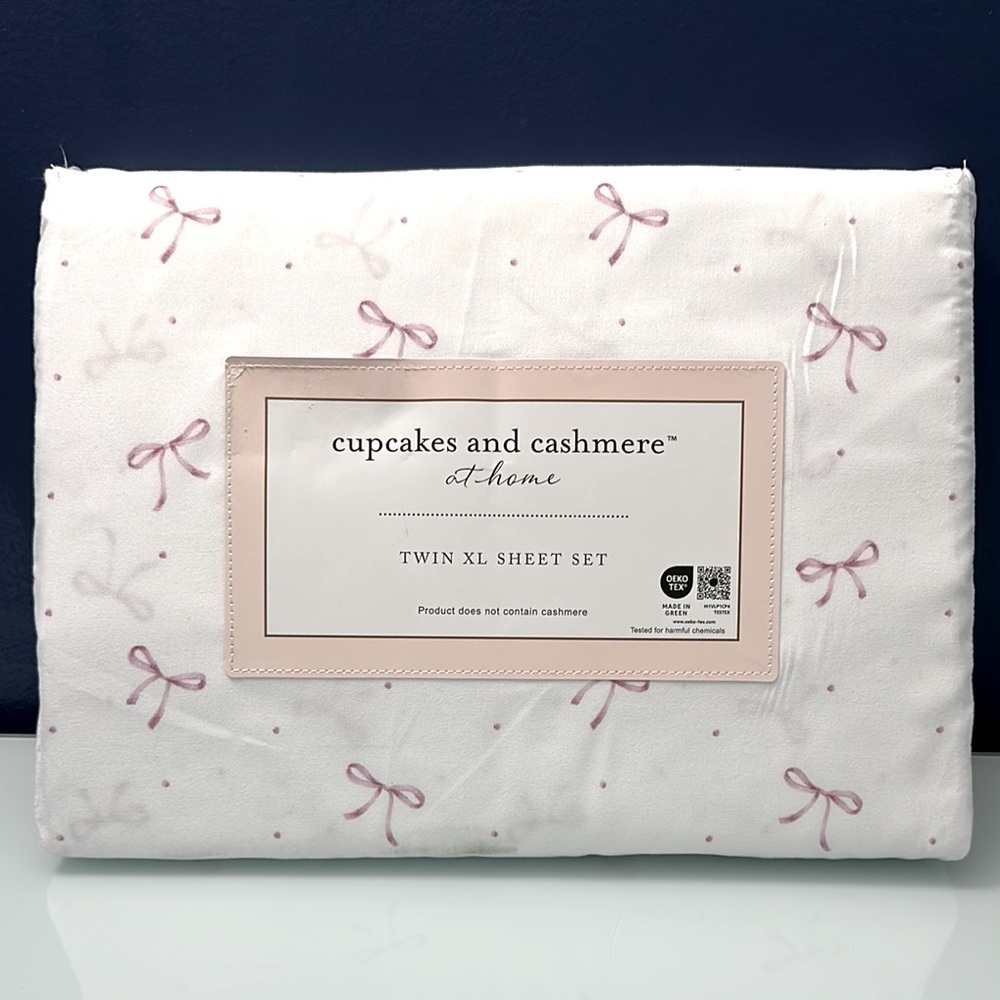 NWT Cupcakes and Cashmere Pink Bow Sheets